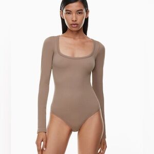 Aritzia Sundeh Rib Seamless Scoop Longsleeve Bodysuit Tan size Small